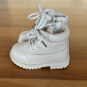 NWOT Chic Cream Lace-Up Kids Boots Size 7